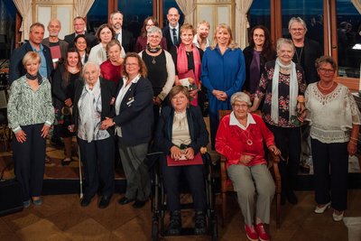 Diese ehrenamtlich Engagierte wurden in Dresden von Sozialministerin Petra Köpping (6.v.r.) mit der Annen-Medaille geehrt, mit dabei Maren Altmann (11.v.l.).