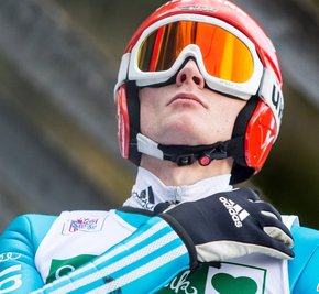 Blick nach oben: Richard Freitag, der sächsische Lokalmatador, will sich beim Heimspringen in der Vogtland-Arena mit einem guten Ergebnis in die unmittelbare Wintervorbereitung verabschieden. 