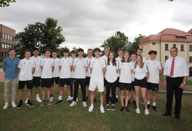 Lehrer Max Plänitz (li.) und Thomas Herberger (Commerzbank/re.) mit den Absolventinnen und Absolventen der DFB-Junior-Coach-Ausbildung. Philipp Noack (Mitte) bekam für seine sportliche Aktivität ein Extralob.