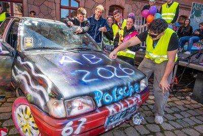 Zum Chaostag wurde im Gymnasium Rochlitz auch ein Auto bemalt.