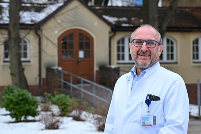 Dr. Sven Seifert ist Gefäßchirurg und Chefarzt der Klinik für Thorax-, Gefäß- und endovaskuläre Chirurgie am Klinikum Chemnitz.