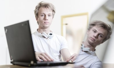 Er wirkt müde und abgespannt: Der Dresdner Sven Bennewitz lebte Tag und Nacht in seiner eigenen virtuellen Welt. Jetzt will er von seiner Spielsucht am Computer wegkommen.