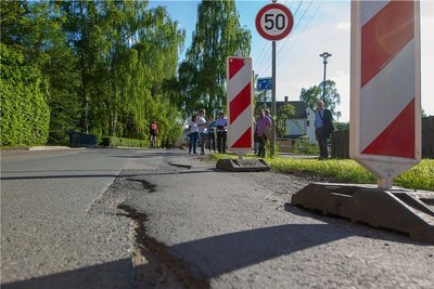 Kaputte Straßen gibt es auch in Kauschwitz. Warnbaken markieren dort den mangelhaften Fahrbahnrand und warnen die Autofahrer. 