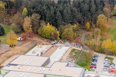 Direkt neben der Schule soll die Turnhalle entstehen.