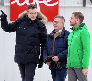 ETC-Vereinschef Matthias Gerth (Mitte) mit Jan Löffler (links) und Michael Kretschmer auf dem Weg zur Eispiraten-Partie. 