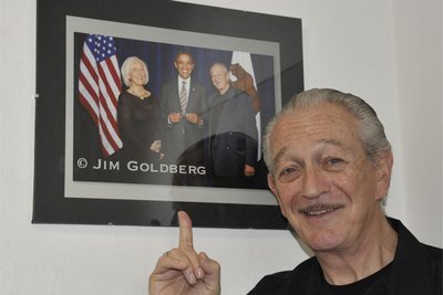 Charlie Musselwhite vor einem Foto, das ihn mit dem früheren US-Präsidenten Barack Obama zeigt.