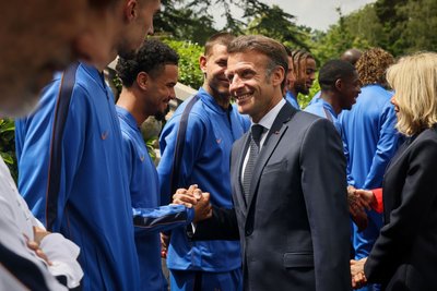 Der französische Präsident Emmanuel Macron und seine Frau Brigitte Macron wünschen dem Team viel Glück bei der WM. (Archivbild)