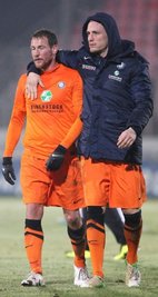 Spendeten sich nach dem 0:1 in Sandhausen gegenseitig Trost: die Auer Routiniers Michael Fink (links) und Tobias Nickenig. 