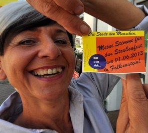 Die Falkensteiner Gewerbetreibenden wollen für den Erhalt des Straßenfestes in seiner jetzigen Form kämpfen. Seit Dienstag gibt es in den Geschäften Aufkleber zu kaufen, Ines Nestmann klebt ihn an die Tür ihres Lotto-Ladens in der Schlossstraße.