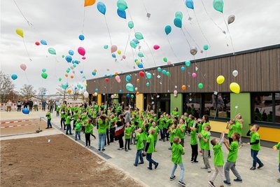 An ihrem ersten Schultag in der neu gebauten "Grundschule im Grünen" in Grünhainichen ließen die Schüler Luftballons aufsteigen.