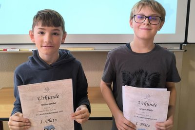 Milan Strobel aus Treuen und Gregor Müller aus Rodewisch (von links) sind die Sieger der Mathe-Olympiade. 33 Grundschüler nahmen teil.