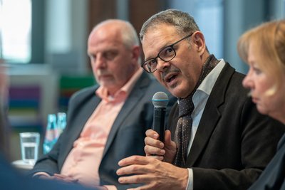 Generalintendant Christoph Dittrich (Mitte), hier beim Podium der „Freien Presse“, muss nun mit fünf Gewerkschaften verhandeln.