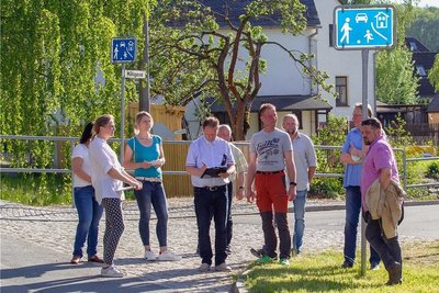 Der Fachgebietsleiter Tiefbau der Stadtverwaltung, Steffen Ullmann, notierte bei der Ortsbegehung in Kauschwitz zahlreiche Mängel.