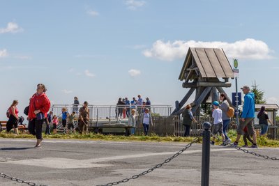 Touristen auf dem Fichtelberg