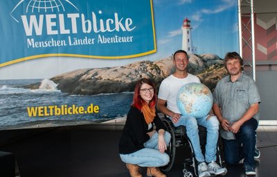 Sie wollen, dass die Abenteurer und Reiselustigen des Vogtlandes zusammenkommen: Anne Krieger und Ronny Bley (rechts) vom Festhallenteam sowie Mit-Veranstalter André Czinkewitz. 