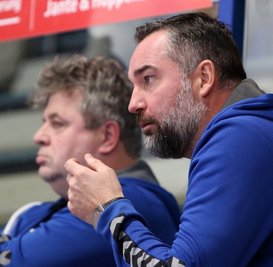 Was tun? Trainer Stephan Swat (vorn) und EHV-Manager Rüdiger Jurke erleben mit ihren Auer Handballern derzeit Licht und Schatten. Einstellung und Kampfgeist im Team stimmen - aber Zähler bleiben aus. 