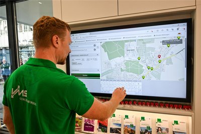 Ein großer Touchscreen ermöglicht es Besuchern künftig, eigenständig nach Verbindungen und Haltestellen zu recherchieren. Bei Bedarf gibts Unterstützung von Mitarbeitern des VMS.