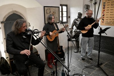 Musikalischer Vorgeschmack auf die Prinzenraub-Aufführungen zur Ausstellungseröffnung: Das Trio Herzpochen spielte Lieder, die im Theaterstück erklingen.