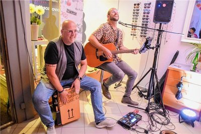 Gewerbevereinschef und Geschäftsinhaber Benedikt Lommer begleitete André Schäfer bei einigen Gaudi-Songs.