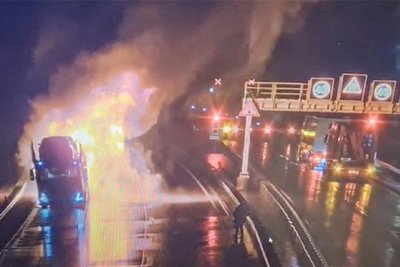 Der Fahrer schaffte es in letzter Sekunde, den brennenden Truck aus dem Tunnel zu fahren.