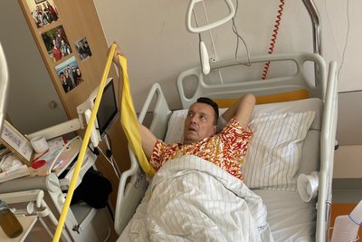 Kai Schmidt bei den erste Übungen im Bett, um wieder zu Kräften zu kommen. Die Bilder seiner Familie gaben ihm mentale Stärke.