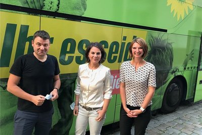 Annalena Baerbock (Mitte) vor dem Wahlkampfbus zusammen mit den Journalisten Thorsten Knuf und Dorothee Torebko, die das auf dieser Seite abgedruckte Interview geführt haben. 