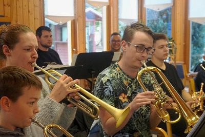 Auf das Probenlager des JBO Auerbach im Waldpark Grünheide - hier die Blechbläser bei einem Workshop - soll im April eines in der Oberschule "Geschwister Scholl" folgen. In diesem Jahr wollen Auerbachs musikalische Botschafter ihr im vorigen Jahr ausgefallenes Jubiläumskonzert zum 50-jährigen Bestehen hachholen.
