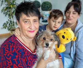 Hündin Zoe, der wuschelige Yorkshire-Chihuahua-Mix hat Gabriela Argundogan (links) und deren Tochter Diana Bakic das Leben gerettet. Darüber ist Bakics Sohn Jaden (4) froh. Er war in der Brandnacht nicht im Haus. 