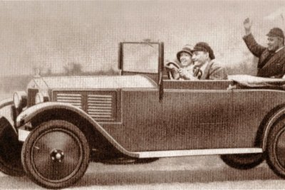 Das Foto zeigt das originale Vorbild für das später von DKW Rasmussen in Zschopau vertriebene Luxus-Kindertretauto "Blitz", das jetzt in der Sammlung Holler zu sehen ist.