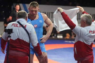 Radoslaw Baran, hier im polnischen Nationaltrikot betreut von seinen Trainern, ringt demnächst in Gelenau.