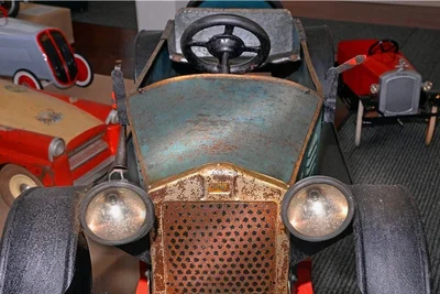 Das Nummernschild am Kühlergrill des "Blitz" steht für: Werk Zschopau 29. 9. 1930. Es belegt das Zulassungsdatum des Kindertretautos.