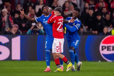 Auslöser für eine Regelverschärfung: Gianluca Prestianni (M) beleidigt Vinícius Júnior (l) und hält sich dabei das Trikot vor den Mund. (Archivbild)