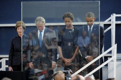 Präsident Barack Obama und sein Vorgänger George W. Bush standen Seite an Seite, als ein Chor die Zeremonie mit der US-Nationalhymne eröffnete.