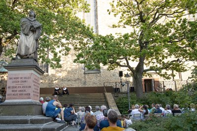 Auf dem Kirchenvorplatz wurde ein Theaterstück aufgeführt.