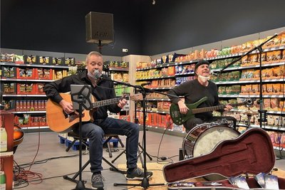 Am Eröffnungstag des Edeka spielte das Duo Sevenheat. 