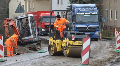 
              <p class="artikelinhalt">Der Bau der Bundesstraße 107 in Claußnitz in Richtung Diethensdorf ist in vollem Gange. Mitarbeiter der Firma Chemnitzer Verkehrsbau GmbH führen die Arbeiten aus. </p>
            
