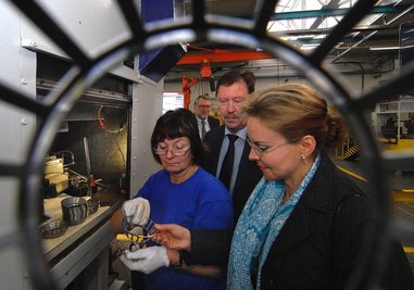 
              <p class="artikelinhalt">Isolde Wachsmann (l.) zeigte am Mittwoch der Bundestagsabgeordneten Veronika Bellmann (CDU) an einer Fensterlochmaschine, wie die Teile dieser speziellen Wälzlager produziert werden. MPT-Geschäftsführer Dieter Gebauer (Mitte) und Mittweidas Oberbürgermeister Matthias Damm begleiteten die Abgeordnete. </p>
            