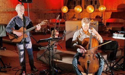 Das Duo Tricando hat an Rio Reiser und Gerhard Gundermann erinnert. 