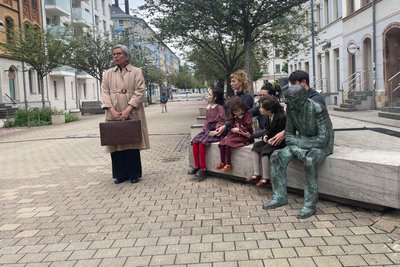 Das Figurentheater Chemnitz führt das Stück „Wir werden nachkommen“ am Brühl auf.
