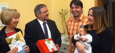 Gratulanten bei kleiner Familie