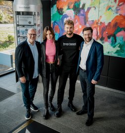 Das "Bachelor"-Paar Anna Rossow (2. v. l.) und Dominik Stuckmann (3. v. l.) zusammen mit den Bruno-Banani-Geschäftsführern José Borge und Jan Jassner.