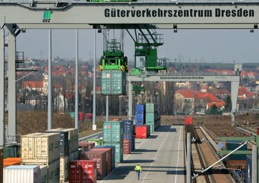 Umschlagterminal des relativ großen Güterverkehrszentrums Dresden: Weil die Bahnlinie durchs Elbtal überlastet ist, könnte die Strecke Plauen-Cheb (Eger) eine Alternative darstellen.