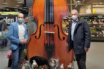 Riesengeigen-Nachbau mit Marktbetreiber Andreas Meißner (links) und Bürgermeister Andreas Rubner.