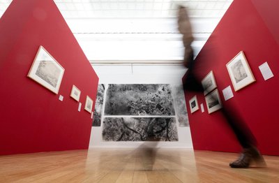 An roten Wänden entlang führt die zweite ab Samstagabend eröffnete Grafikausstellung in den Kunstsammlungen Chemnitz: "Sehnsucht Landschaft" mit Grafiken aus dem 18. und 19. Jahrhundert. Zudem gibt es dabei einige zeitgenössische Positionen zu sehen, wie hier frontal die Arbeit "Glimmen - Unland-Triptychon" von Nora Mona Bach. 