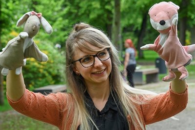 Puppenspielerin Jennifer Hermsdorf hat ihre Puppen selbst genäht. Mit Hase Jelalu und Fuchs Lukas hat sie auch schon elf Episoden verfilmt.