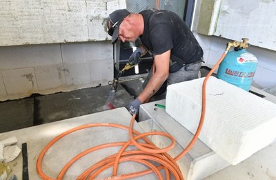 Der Rohbau steht: Axel Bär von der Firma Haenes Dachdecker hat am Dienstag Podeste am Haus der Generationen abgedichtet. 