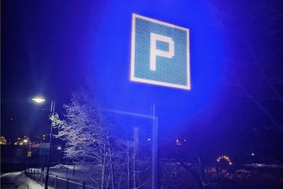Aus der Nähe betrachtet: Das grell-blau leuchtende Parkplatzschild auf der Anzeige ... 