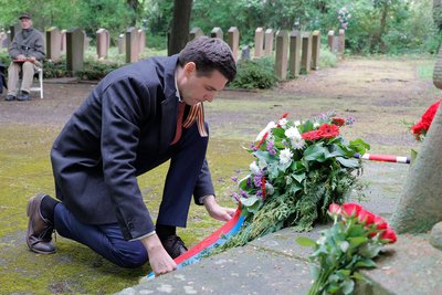 Aleksei Skosyrev von der Russischen Botschaft in Berlin auf dem Ehrenfriedhof am Richterweg.