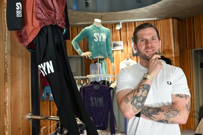Chef Sascha Winkler im Showroom und Shop von Syn in Limbach-Oberfrohna.