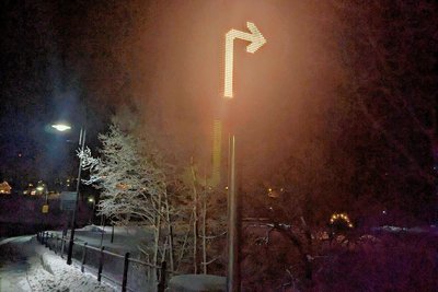 ... wechselt in kurzen Abständen mit diesem Richtungspfeil. Dadurch entsteht ein Blaulicht-Effekt.